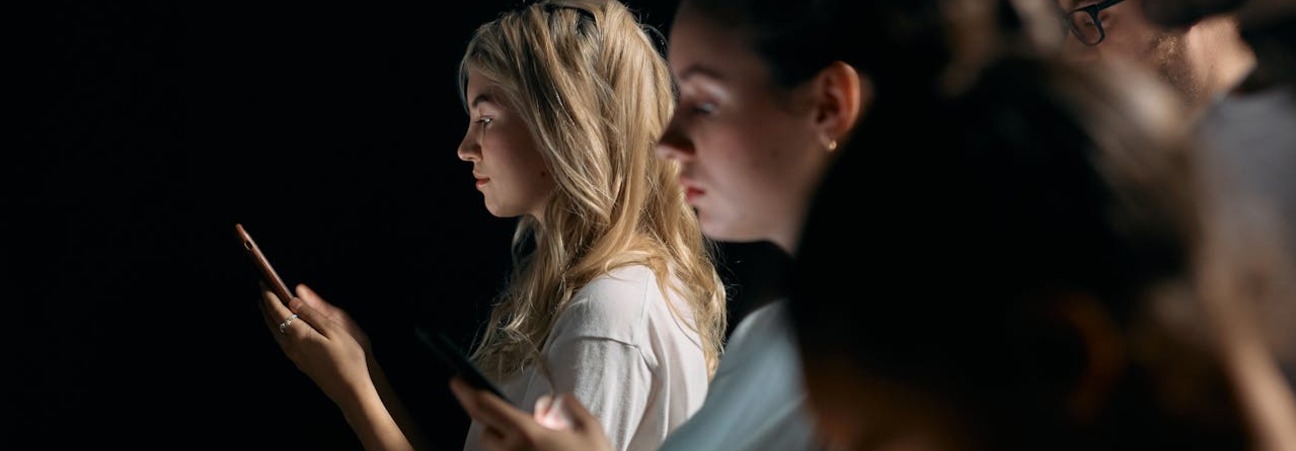 młodzi ludzie z telefonami.jpg