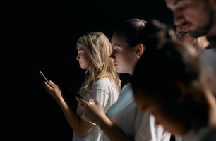 młodzi ludzie z telefonami.jpg