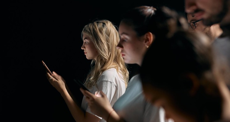 młodzi ludzie z telefonami.jpg