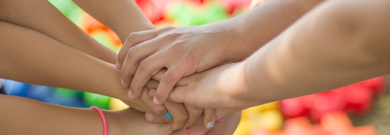 jarmoluk-hands-2847508_1280.jpg