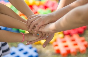 jarmoluk-hands-2847508_1280.jpg